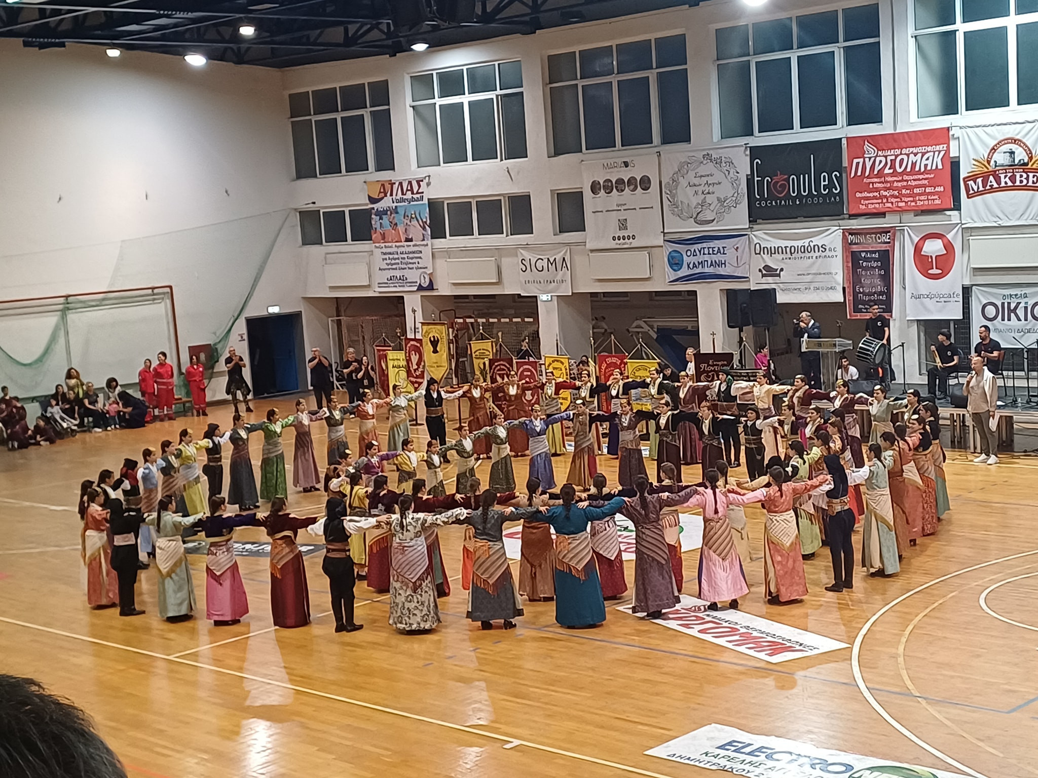 Άξια πρέσβειρα των παραδόσεων του Πόντου η νέα γενιά – Αποθεώθηκε  στο 14ο Παιδικό – Εφηβικό Φεστιβάλ Ποντιακών Χορών