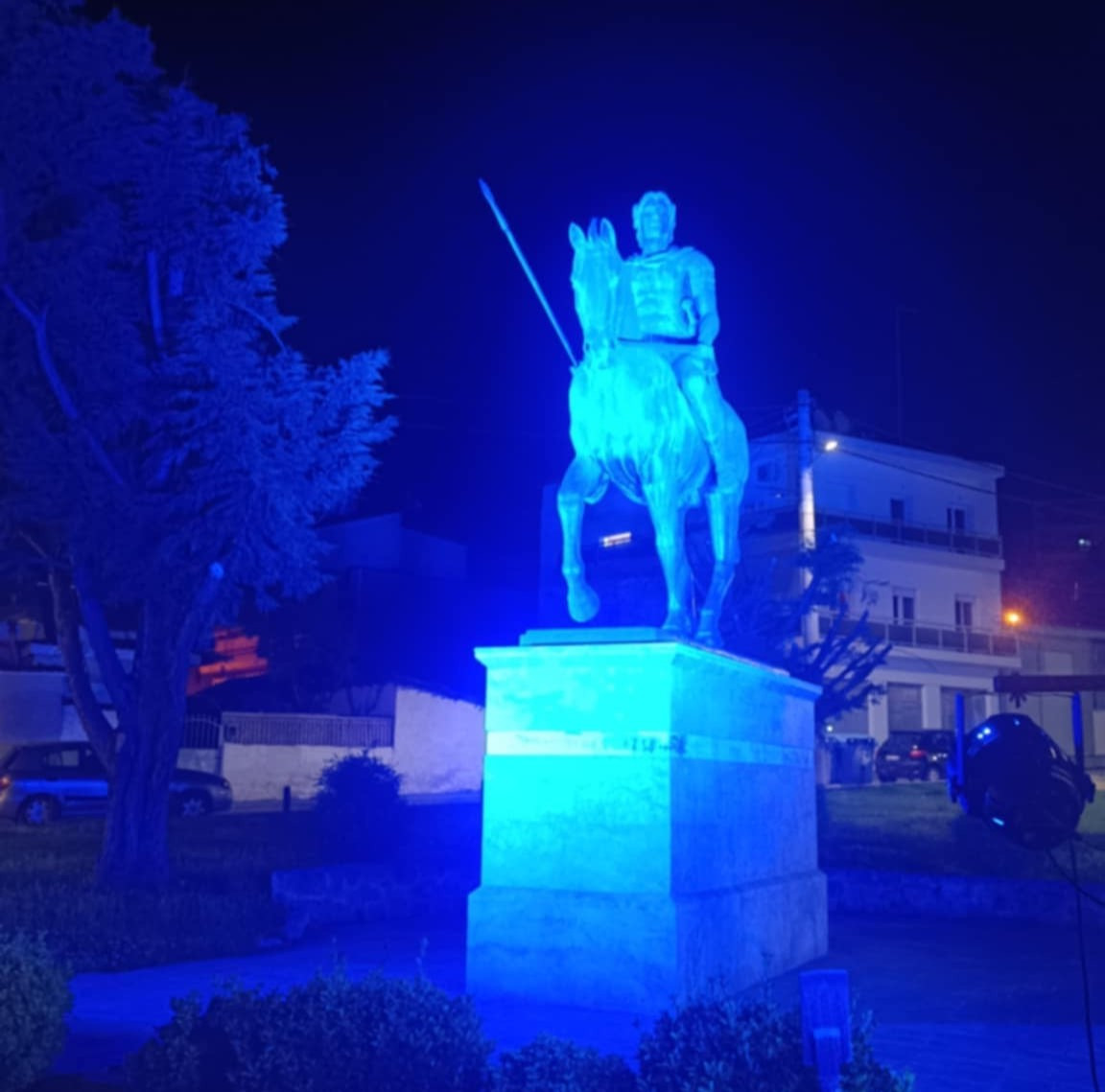 Ο Δήμος Πέλλας φώτισε «μπλε» το άγαλμα του Μεγάλου Αλεξάνδρου στο Δημαρχείο για την Παγκόσμια Ημέρα Ευχής!