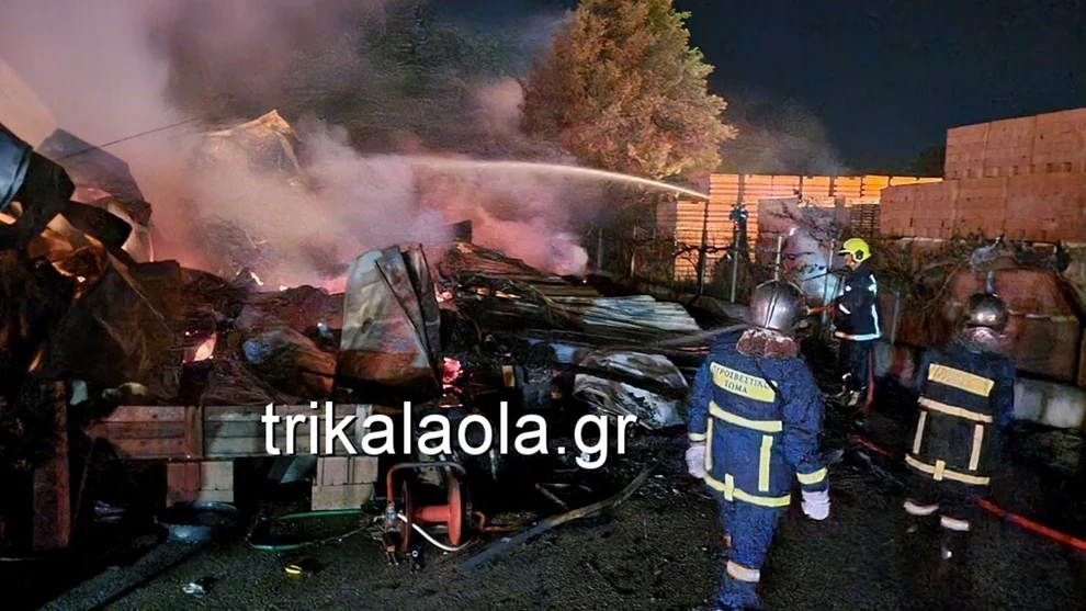 Μεγάλη φωτιά σε εργοστάσιο ξυλείας στα Τρίκαλα – Καταστράφηκαν ολοσχερώς οι κτιριακές εγκαταστάσεις