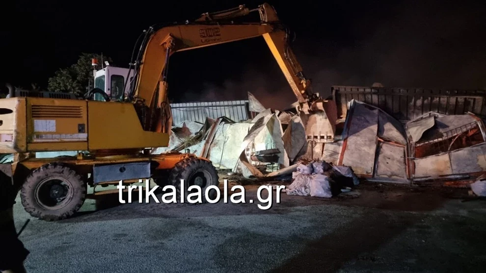 Μεγάλη φωτιά σε εργοστάσιο ξυλείας στα Τρίκαλα – Καταστράφηκαν ολοσχερώς οι κτιριακές εγκαταστάσεις