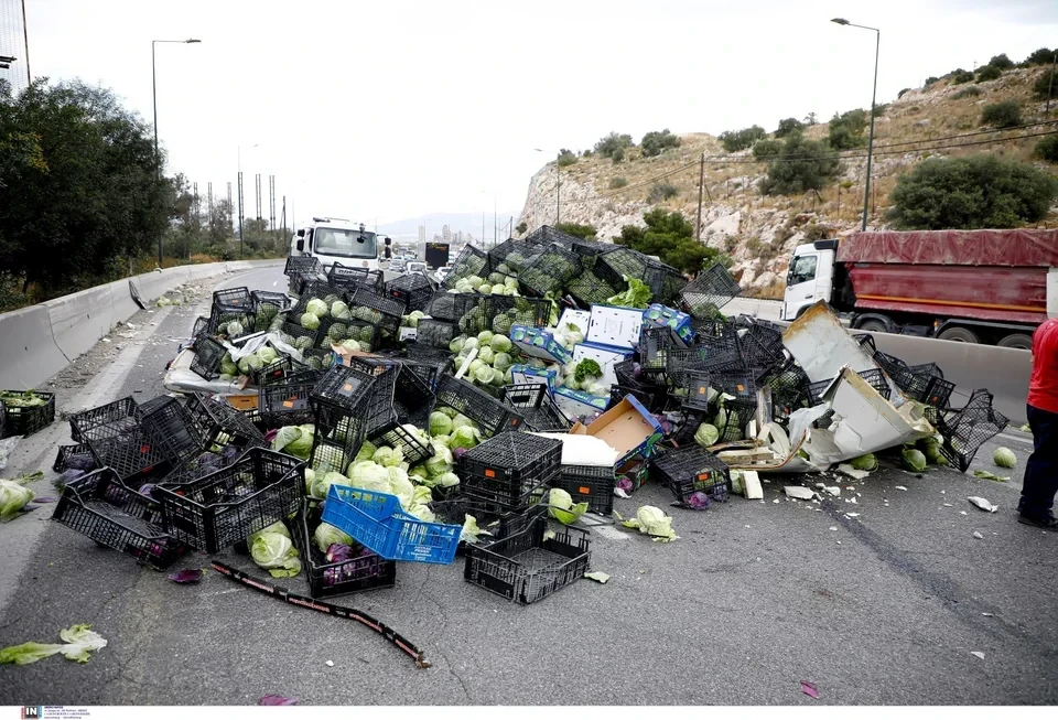Γέμισε με λάχανα η Αθηνών-Κορίνθου μετά από ανατροπή νταλίκας -Έμεινε κλειστή για πάνω από 4 ώρες