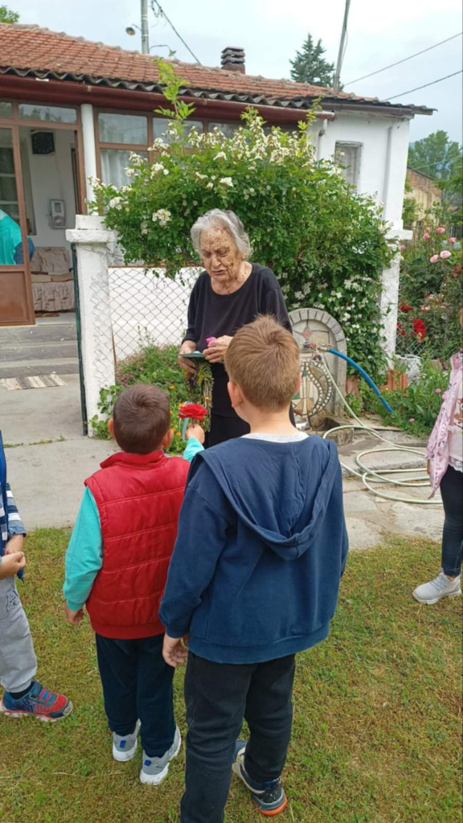 Μαγιάτικο στεφάνι προσέφεραν στις γιαγιάδες του ‘’Βοήθεια στο Σπίτι’’ Μουριών τα νήπια