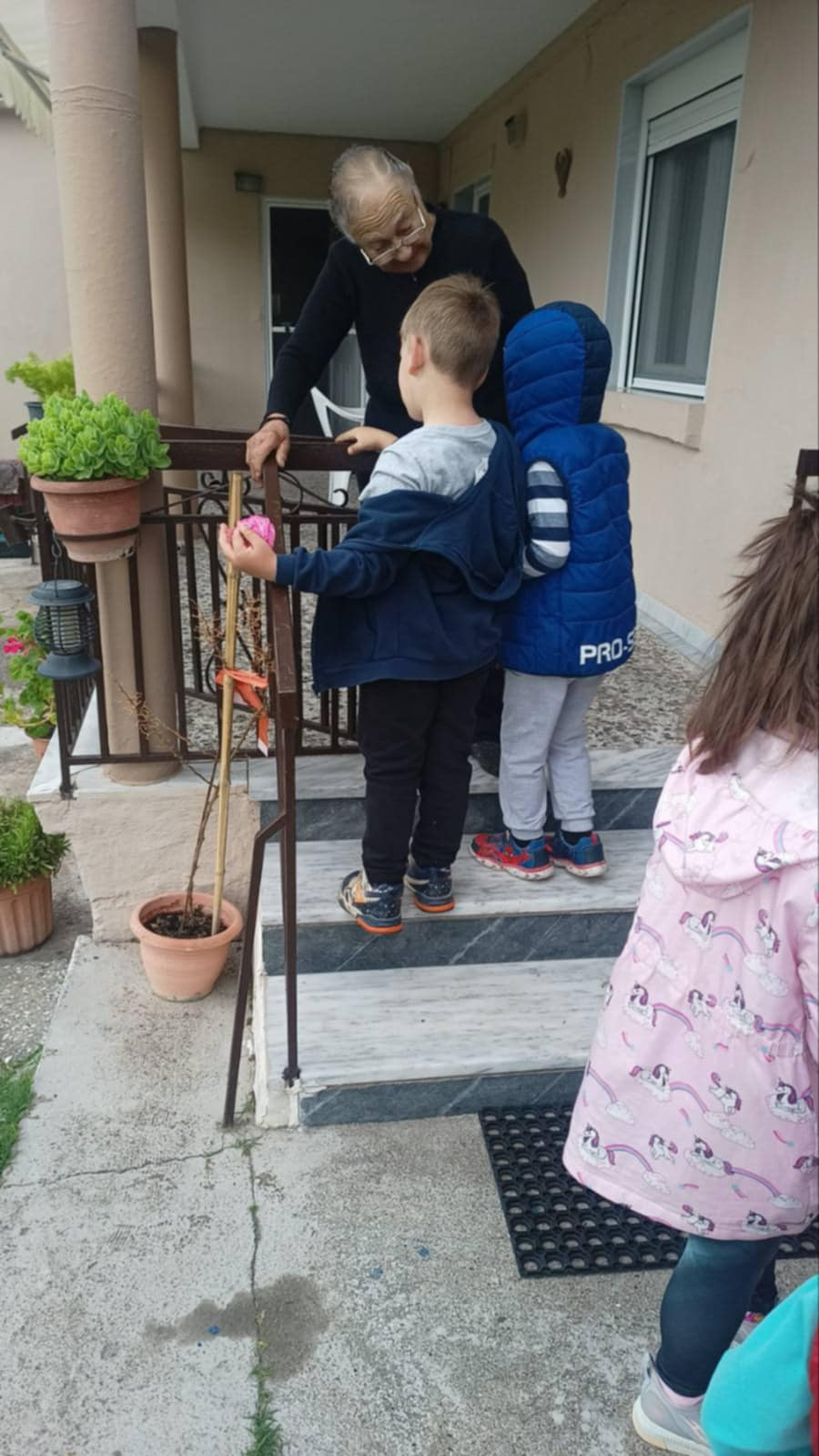 Μαγιάτικο στεφάνι προσέφεραν στις γιαγιάδες του ‘’Βοήθεια στο Σπίτι’’ Μουριών τα νήπια