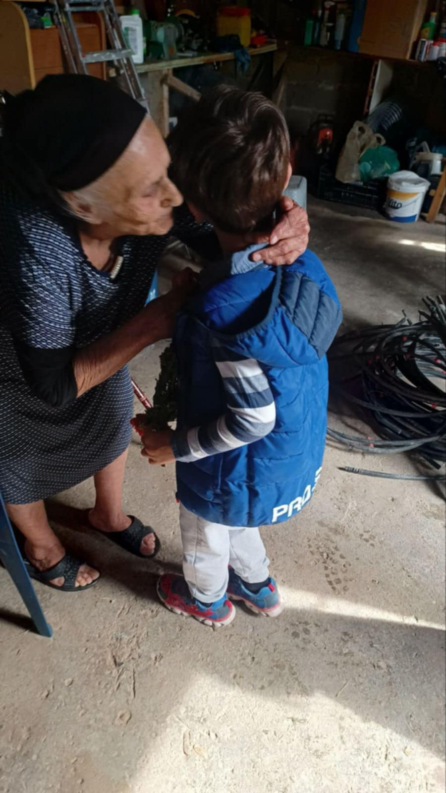 Μαγιάτικο στεφάνι προσέφεραν στις γιαγιάδες του ‘’Βοήθεια στο Σπίτι’’ Μουριών τα νήπια