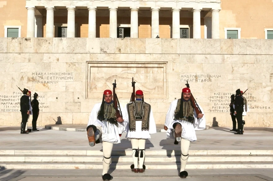 Πλήθος κόσμου και συγκίνηση: Οι Εύζωνες με ποντιακές φορεσιές στον Άγνωστο Στρατιώτη