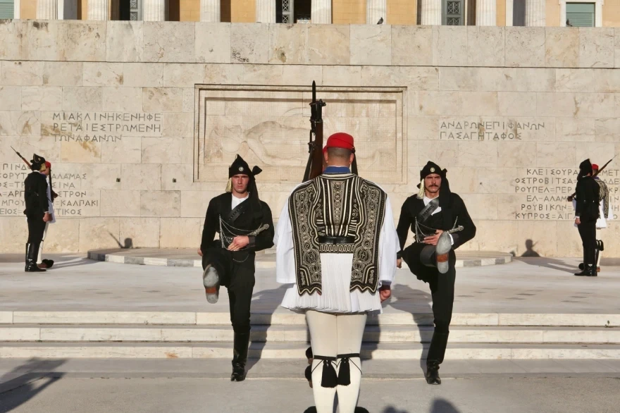 Πλήθος κόσμου και συγκίνηση: Οι Εύζωνες με ποντιακές φορεσιές στον Άγνωστο Στρατιώτη