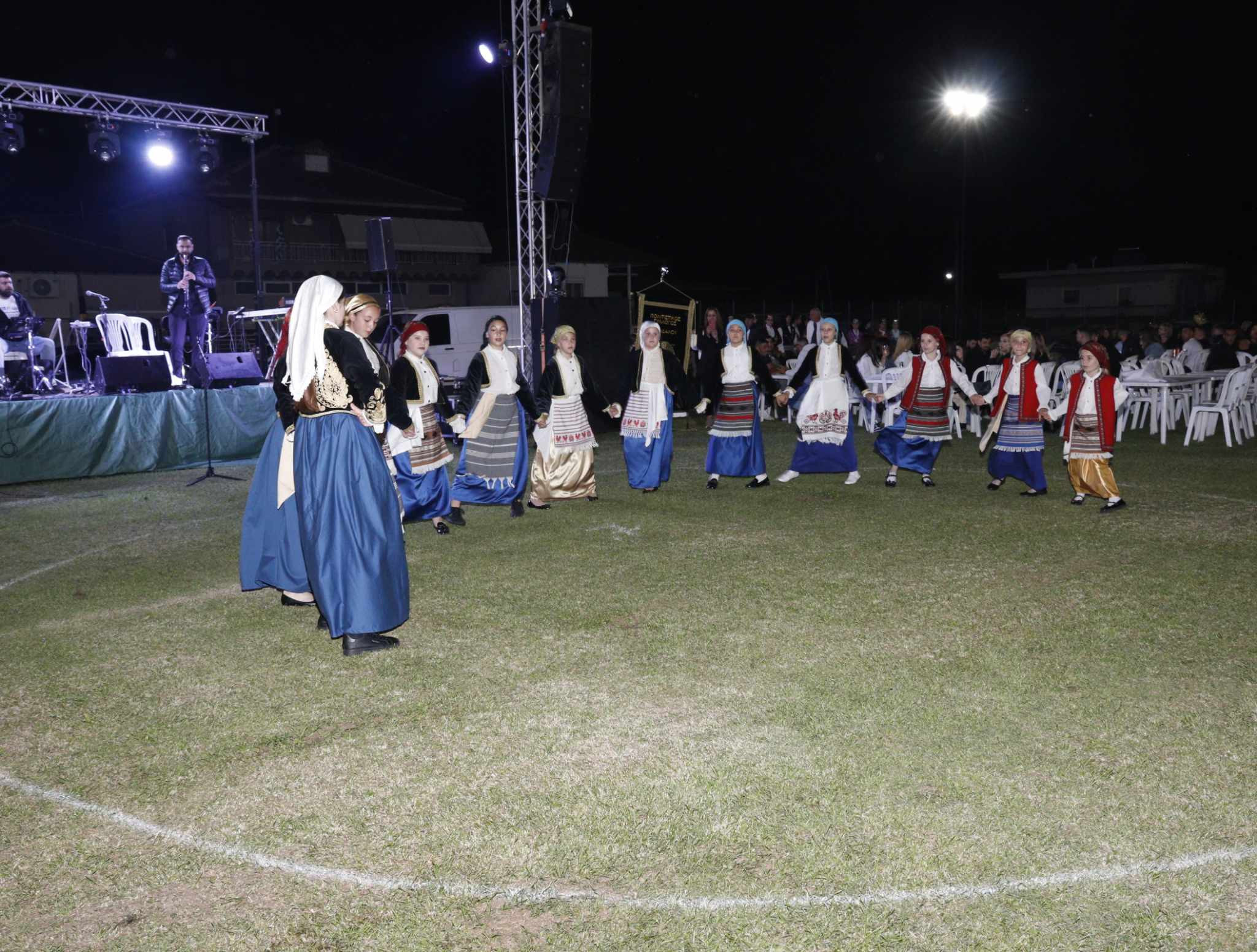 Χορός, παράδοση και διασκέδαση στο επίκεντρο του Μανδαλίου (φωτογραφίες/βιντεο)