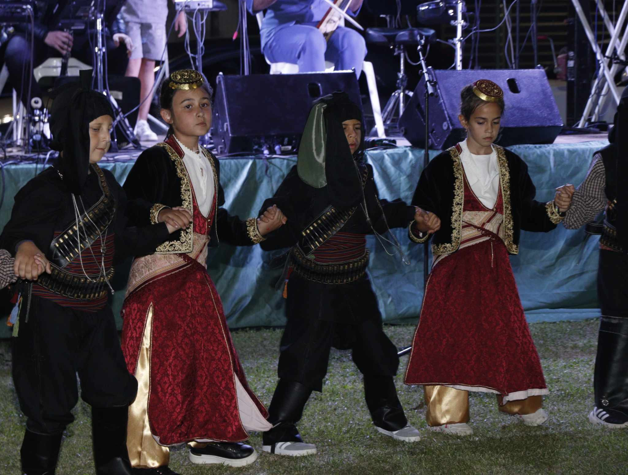 Χορός, παράδοση και διασκέδαση στο επίκεντρο του Μανδαλίου (φωτογραφίες/βιντεο)