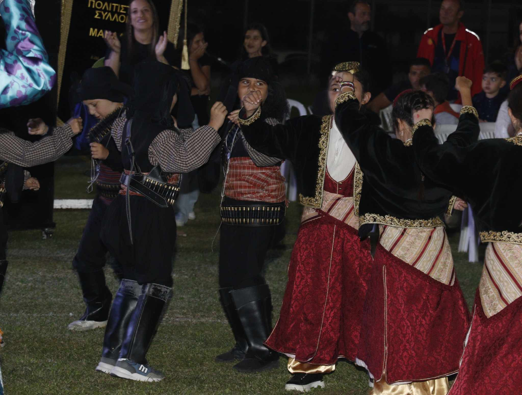 Χορός, παράδοση και διασκέδαση στο επίκεντρο του Μανδαλίου (φωτογραφίες/βιντεο)