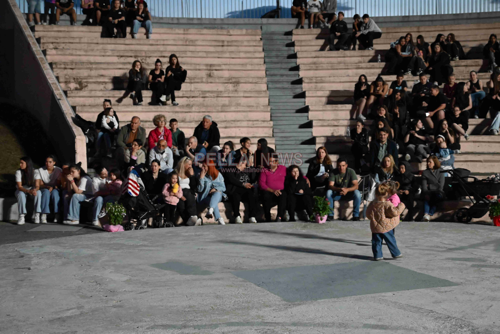 Γυμνάσιο Σκύδρας: Έκλεισε τη χρονιά μ' ένα μουσικοχορευτικό υπερθέαμα Γυμνάσιο Σκύδρας: Έκλεισε τη χρονιά μ' ένα μουσικοχορευτικό υπερθέαμα
