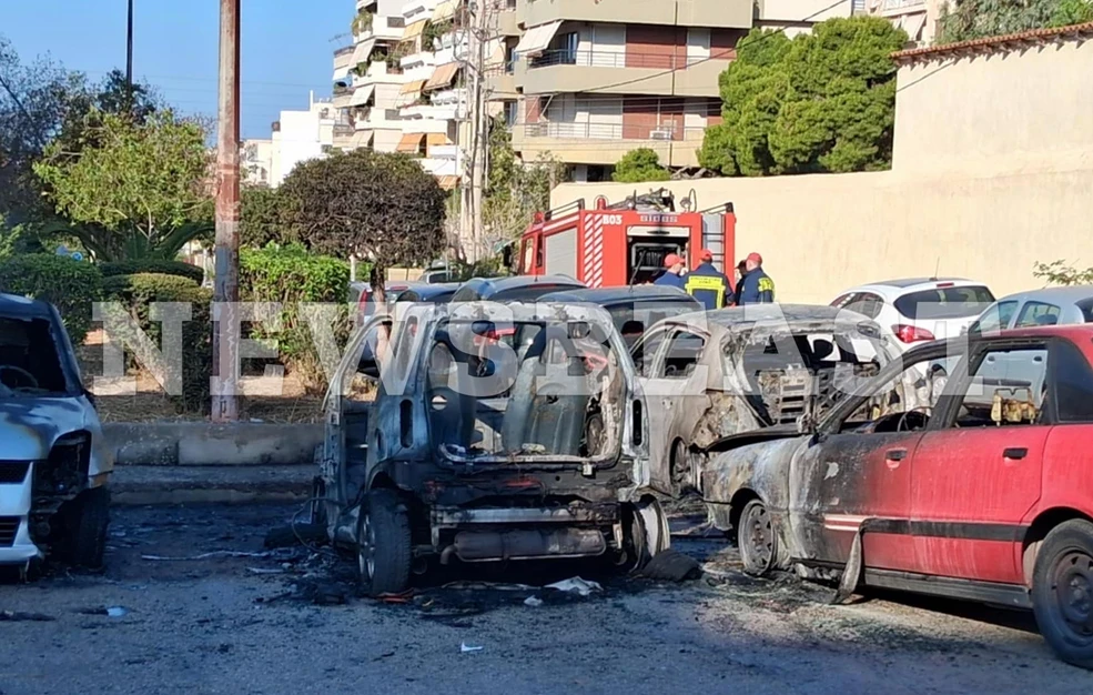 Κάηκαν 5 αυτοκίνητα στη Νέα Σμύρνη