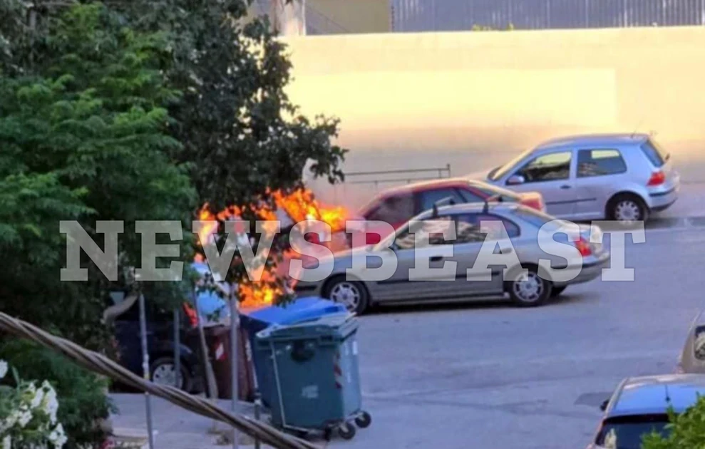 Κάηκαν 5 αυτοκίνητα στη Νέα Σμύρνη