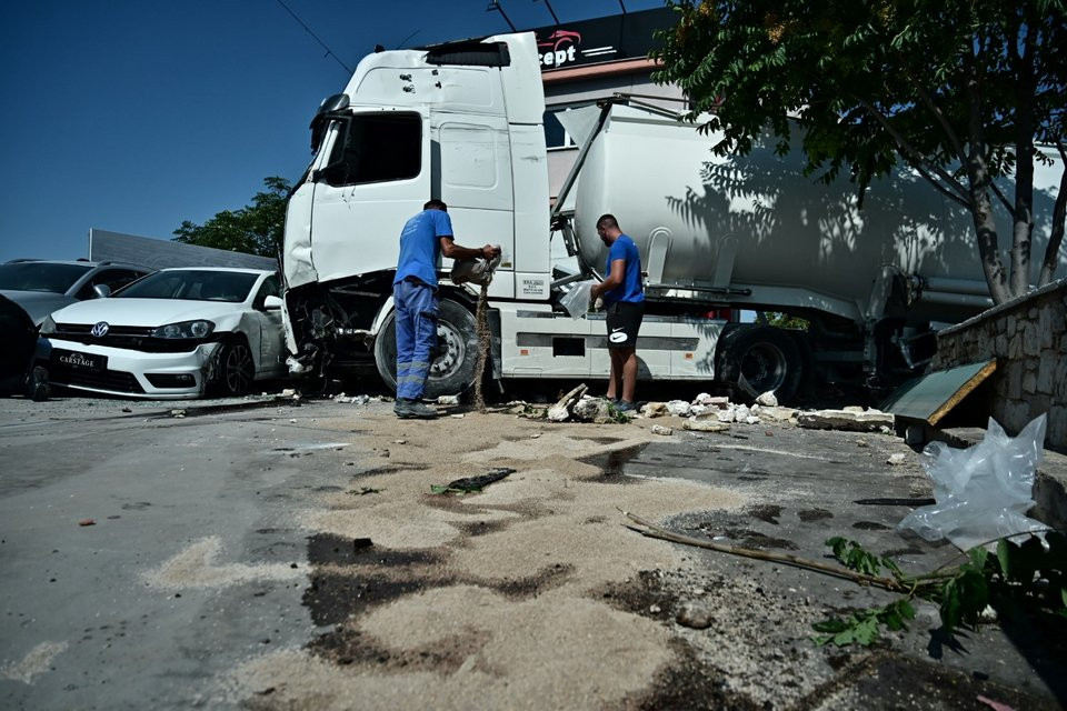 Εικόνες χάους στο Μενίδι: Βυτιοφόρο εισέβαλε σε μάντρα αυτοκινήτων, μετά από σύγκρουση με ΙΧ