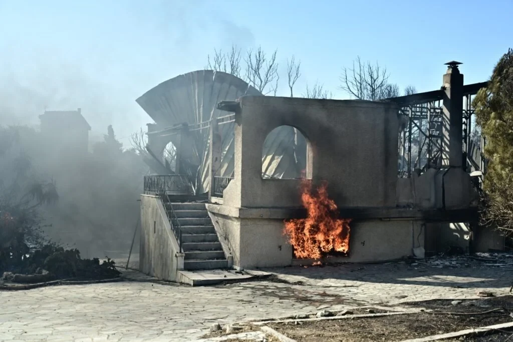 Φωτιά στην Παλαιά Φώκαια: Σε επιφυλακή για τις αναζωπυρώσεις - Κατεστραμμένα σπίτια άφησε πίσω του η πύρινη λαίλαπα
