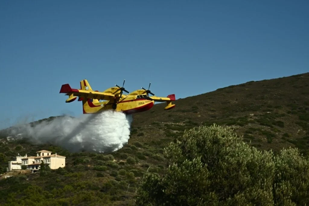 Φωτιά στην Παλαιά Φώκαια: Σε επιφυλακή για τις αναζωπυρώσεις - Κατεστραμμένα σπίτια άφησε πίσω του η πύρινη λαίλαπα