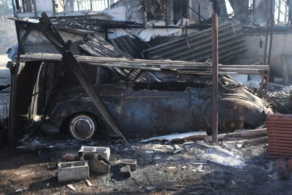 Φωτιά στην Παλαιά Φώκαια: Σε επιφυλακή για τις αναζωπυρώσεις - Κατεστραμμένα σπίτια άφησε πίσω του η πύρινη λαίλαπα