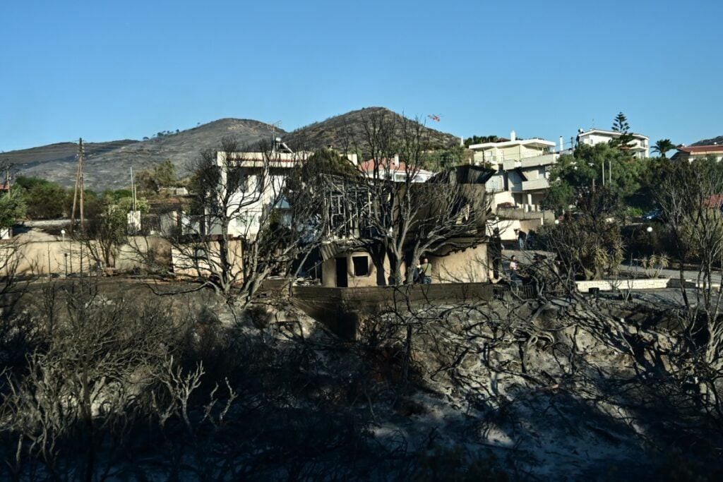 Φωτιά στην Παλαιά Φώκαια: Σε επιφυλακή για τις αναζωπυρώσεις - Κατεστραμμένα σπίτια άφησε πίσω του η πύρινη λαίλαπα