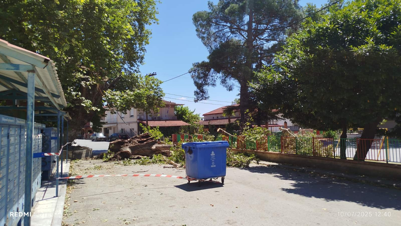 Σεβαστειανά: Βομβαρδισμενο τοπίο η κεντρική πλατεία από πτώση κλαδιών