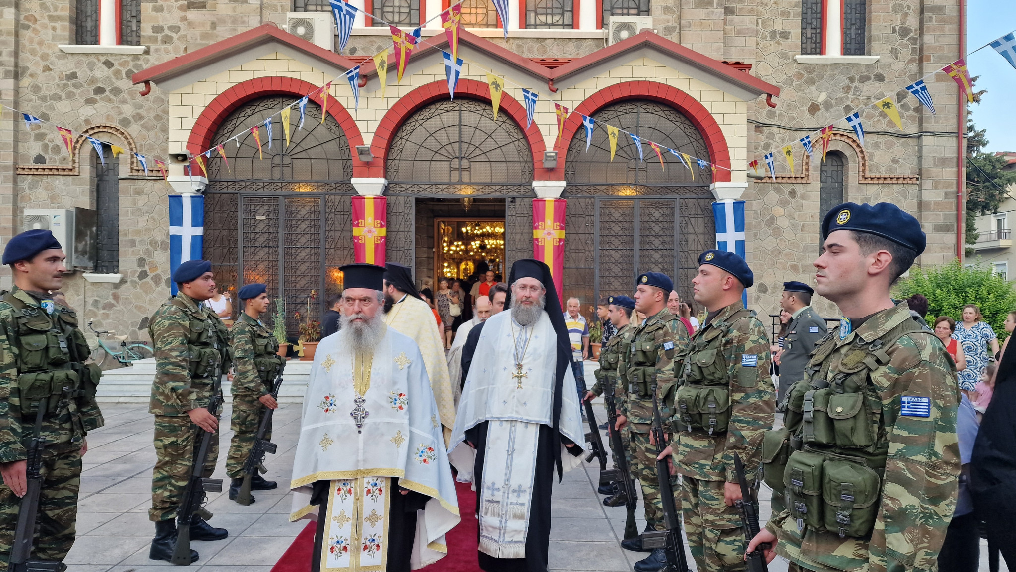 Έδεσσα: Πανηγυρικός Εσπερινός και Πανδήμη Λιτανεία στους δρόμους της πόλης – Η Έδεσσα τίμησε με λαμπρότητα τους Αγίους Αναργύρους
