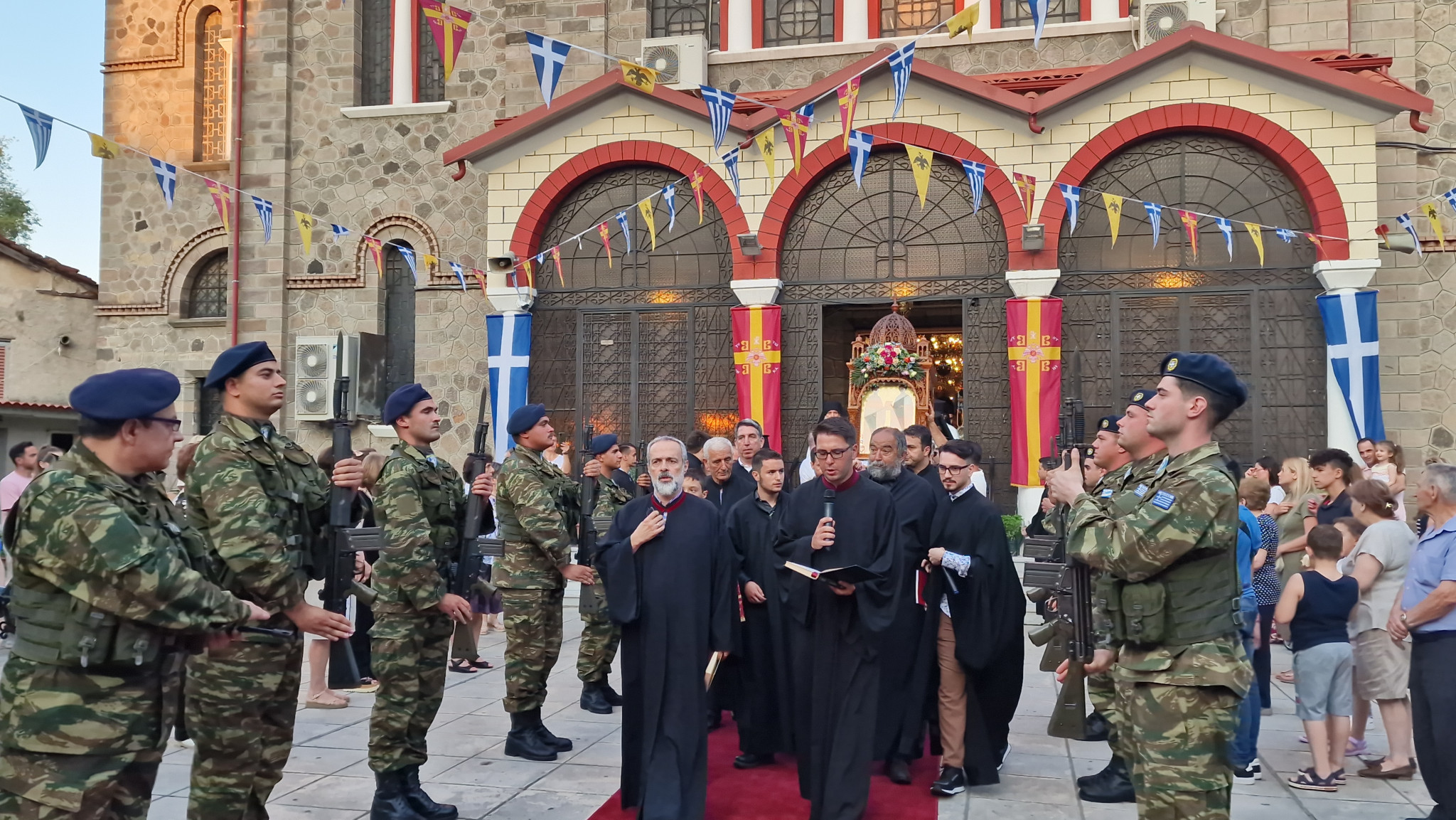 Έδεσσα: Πανηγυρικός Εσπερινός και Πανδήμη Λιτανεία στους δρόμους της πόλης – Η Έδεσσα τίμησε με λαμπρότητα τους Αγίους Αναργύρους