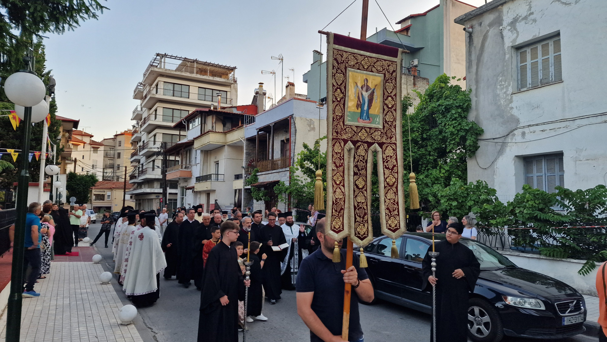 Έδεσσα: Πανηγυρικός Εσπερινός και Πανδήμη Λιτανεία στους δρόμους της πόλης – Η Έδεσσα τίμησε με λαμπρότητα τους Αγίους Αναργύρους