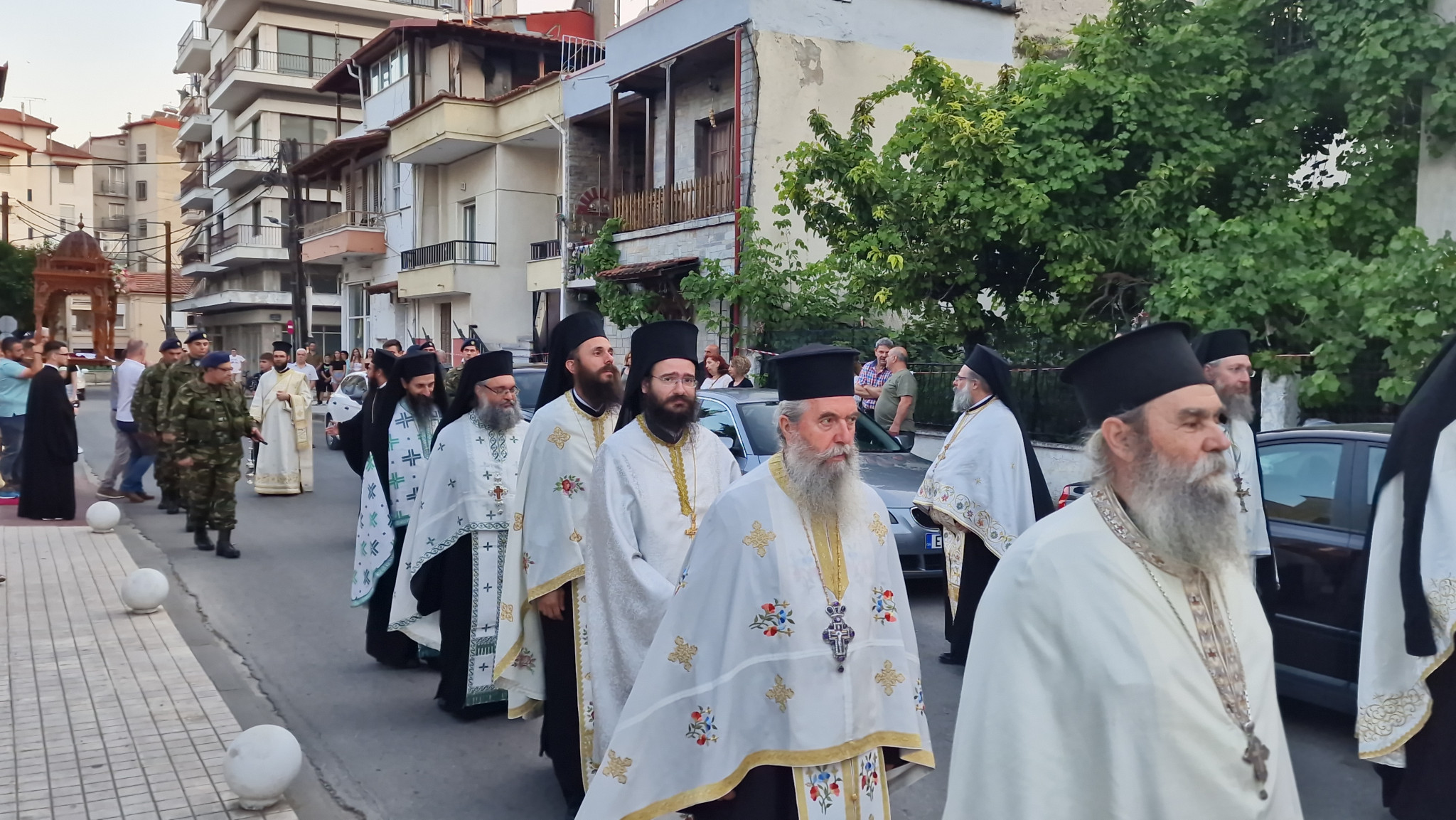 Έδεσσα: Πανηγυρικός Εσπερινός και Πανδήμη Λιτανεία στους δρόμους της πόλης – Η Έδεσσα τίμησε με λαμπρότητα τους Αγίους Αναργύρους