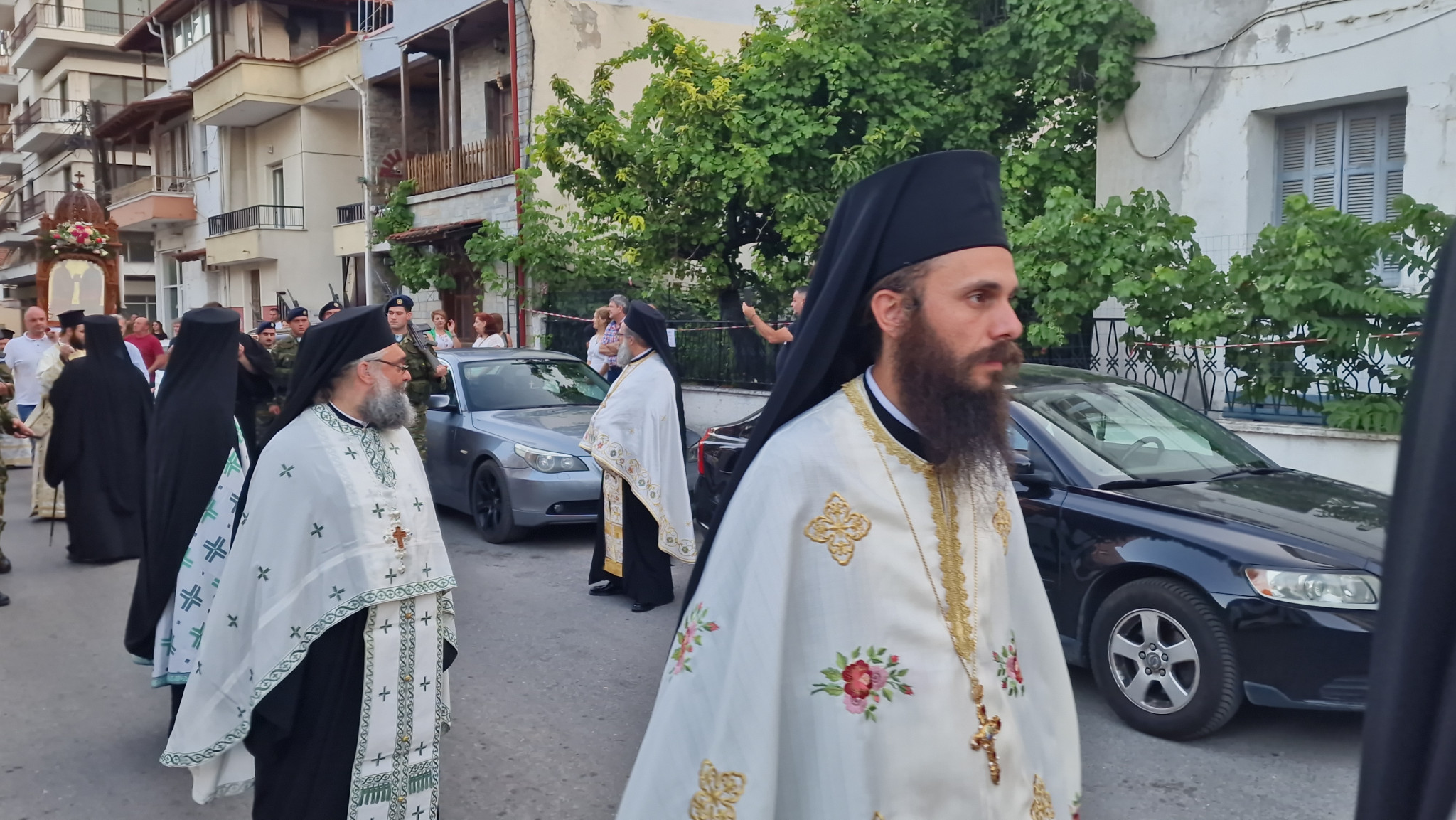 Έδεσσα: Πανηγυρικός Εσπερινός και Πανδήμη Λιτανεία στους δρόμους της πόλης – Η Έδεσσα τίμησε με λαμπρότητα τους Αγίους Αναργύρους