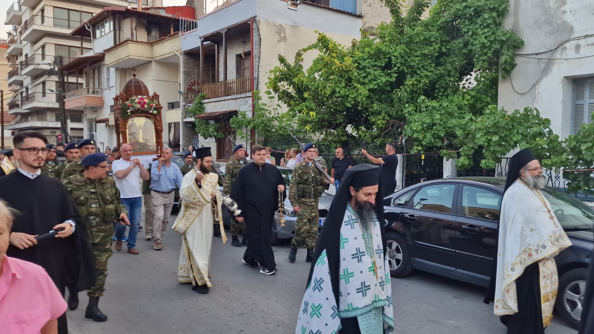 Έδεσσα: Πανηγυρικός Εσπερινός και Πανδήμη Λιτανεία στους δρόμους της πόλης – Η Έδεσσα τίμησε με λαμπρότητα τους Αγίους Αναργύρους