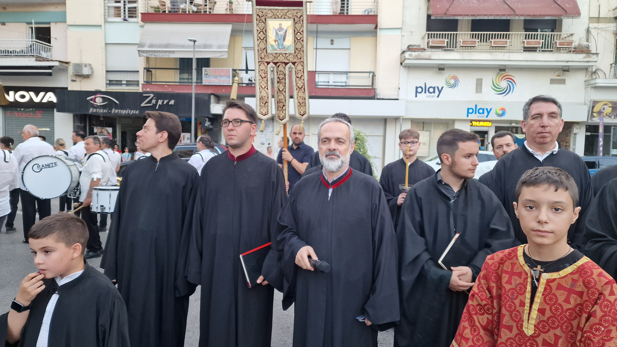 Έδεσσα: Πανηγυρικός Εσπερινός και Πανδήμη Λιτανεία στους δρόμους της πόλης – Η Έδεσσα τίμησε με λαμπρότητα τους Αγίους Αναργύρους