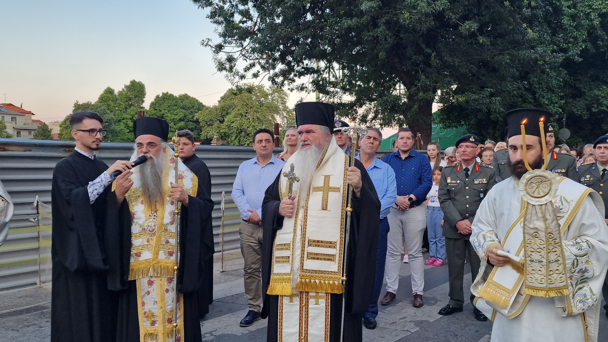 Έδεσσα: Πανηγυρικός Εσπερινός και Πανδήμη Λιτανεία στους δρόμους της πόλης – Η Έδεσσα τίμησε με λαμπρότητα τους Αγίους Αναργύρους