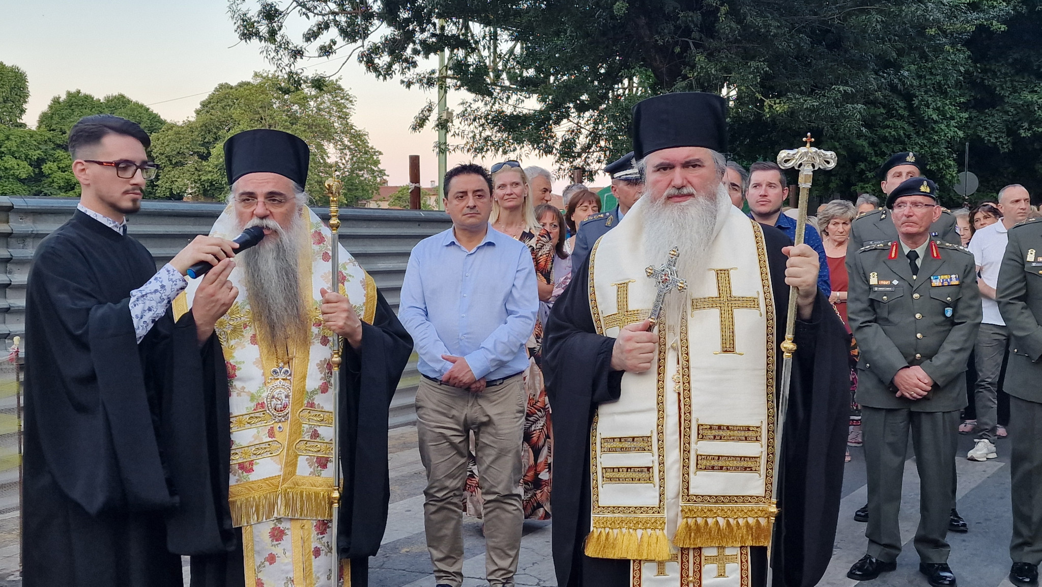 Έδεσσα: Πανηγυρικός Εσπερινός και Πανδήμη Λιτανεία στους δρόμους της πόλης – Η Έδεσσα τίμησε με λαμπρότητα τους Αγίους Αναργύρους