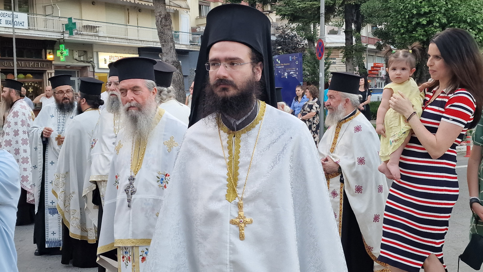 Έδεσσα: Πανηγυρικός Εσπερινός και Πανδήμη Λιτανεία στους δρόμους της πόλης – Η Έδεσσα τίμησε με λαμπρότητα τους Αγίους Αναργύρους