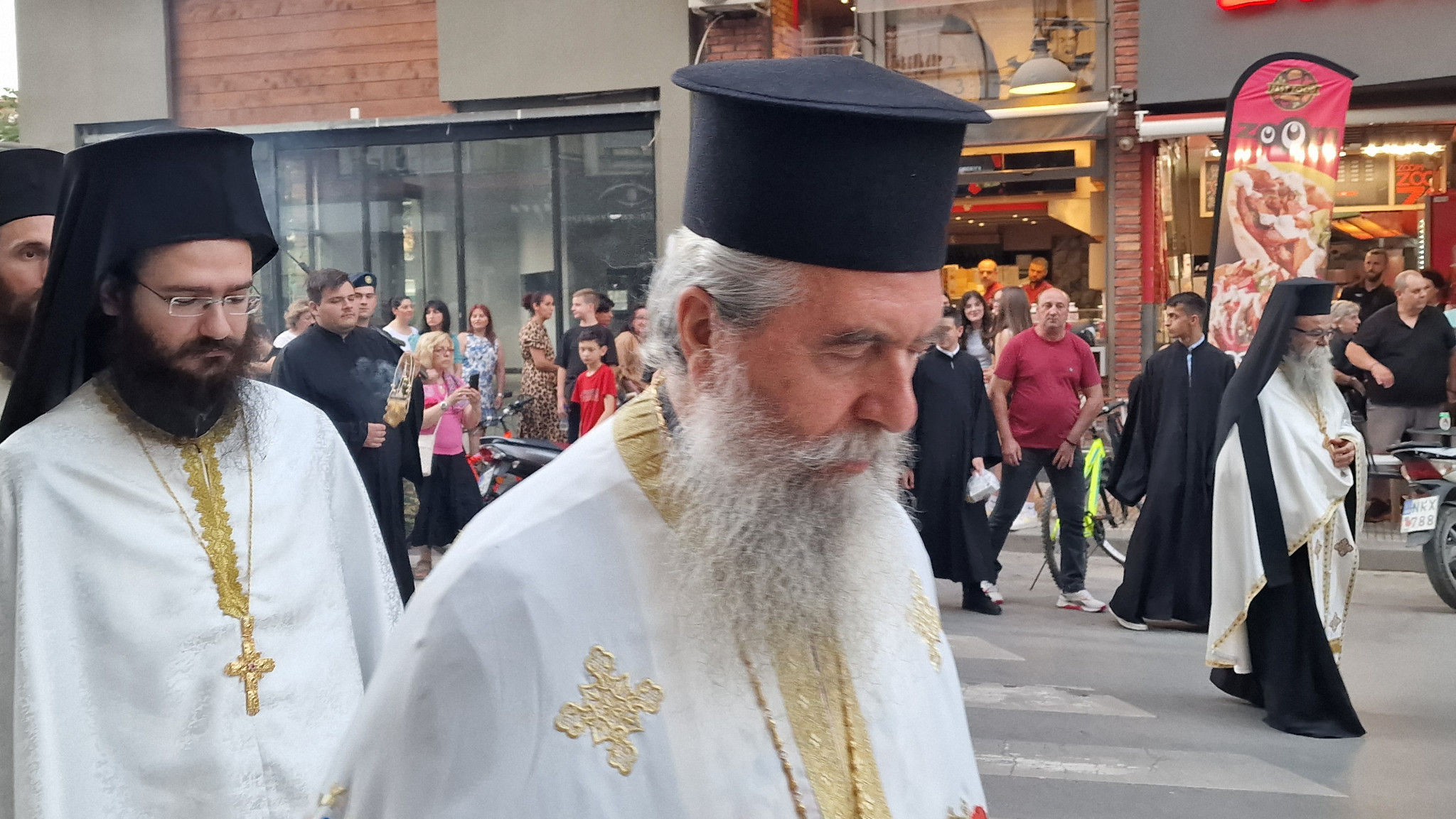 Έδεσσα: Πανηγυρικός Εσπερινός και Πανδήμη Λιτανεία στους δρόμους της πόλης – Η Έδεσσα τίμησε με λαμπρότητα τους Αγίους Αναργύρους