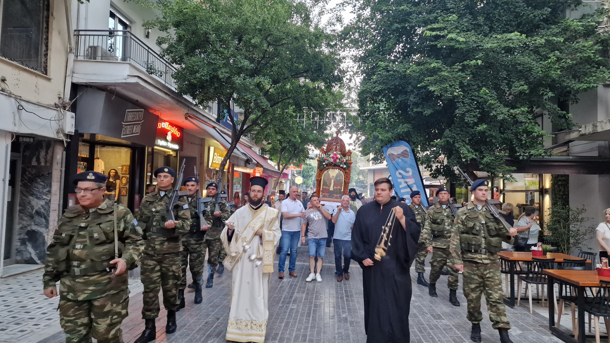Έδεσσα: Πανηγυρικός Εσπερινός και Πανδήμη Λιτανεία στους δρόμους της πόλης – Η Έδεσσα τίμησε με λαμπρότητα τους Αγίους Αναργύρους