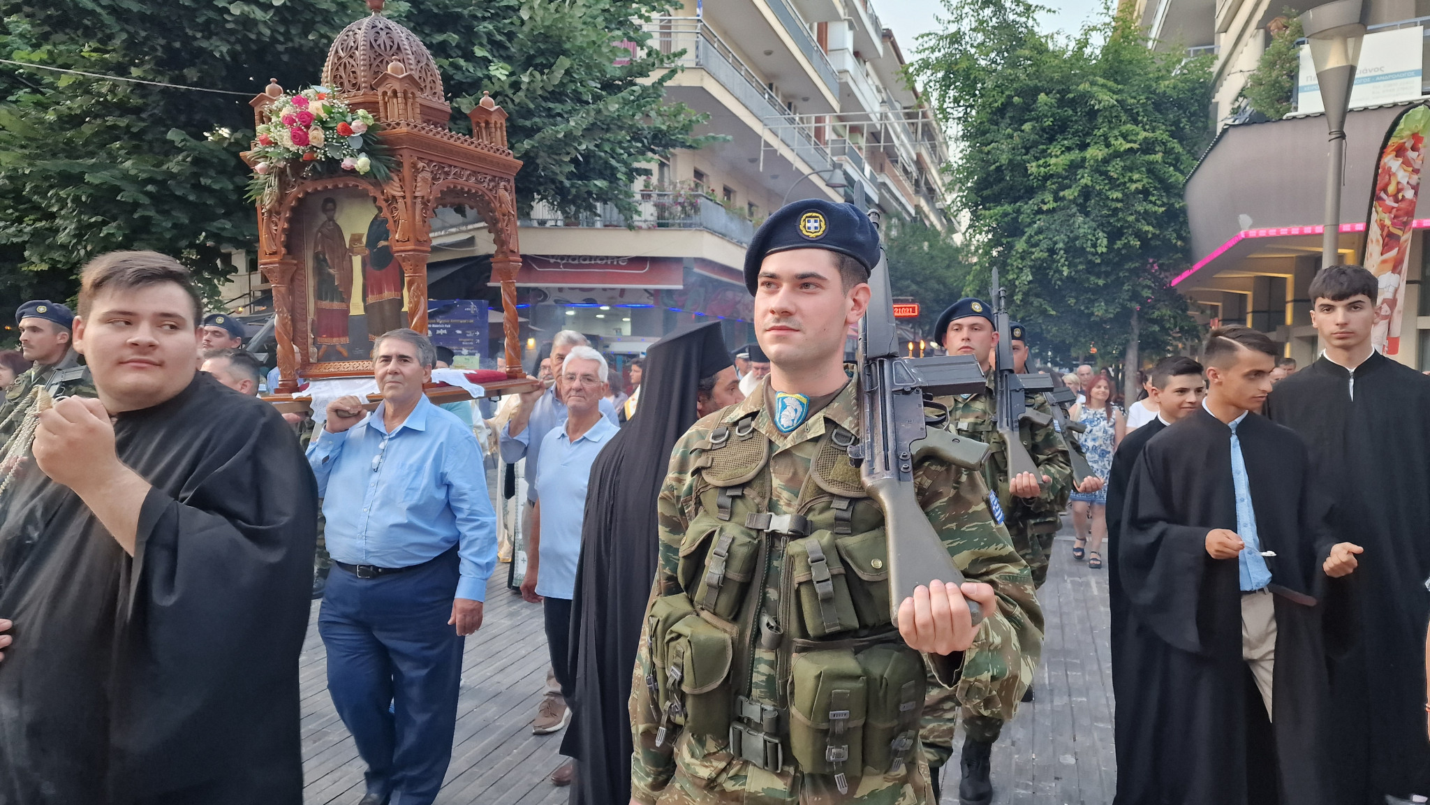 Έδεσσα: Πανηγυρικός Εσπερινός και Πανδήμη Λιτανεία στους δρόμους της πόλης – Η Έδεσσα τίμησε με λαμπρότητα τους Αγίους Αναργύρους