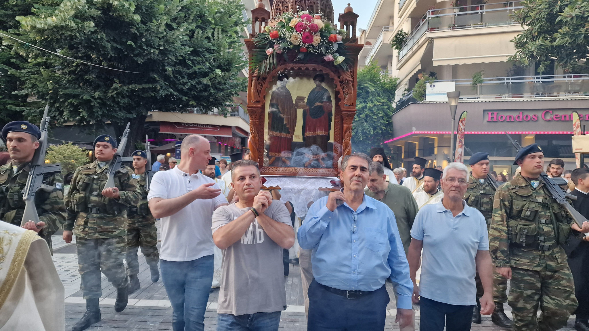 Έδεσσα: Πανηγυρικός Εσπερινός και Πανδήμη Λιτανεία στους δρόμους της πόλης – Η Έδεσσα τίμησε με λαμπρότητα τους Αγίους Αναργύρους