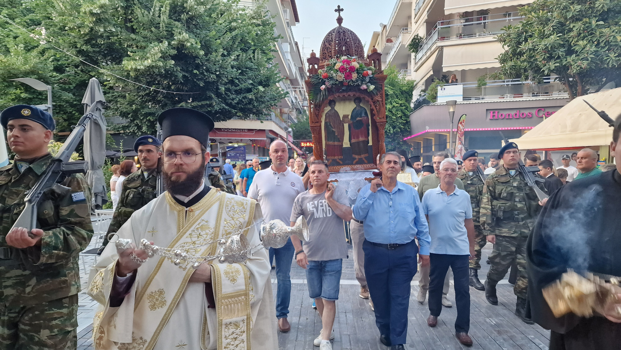 Έδεσσα: Πανηγυρικός Εσπερινός και Πανδήμη Λιτανεία στους δρόμους της πόλης – Η Έδεσσα τίμησε με λαμπρότητα τους Αγίους Αναργύρους