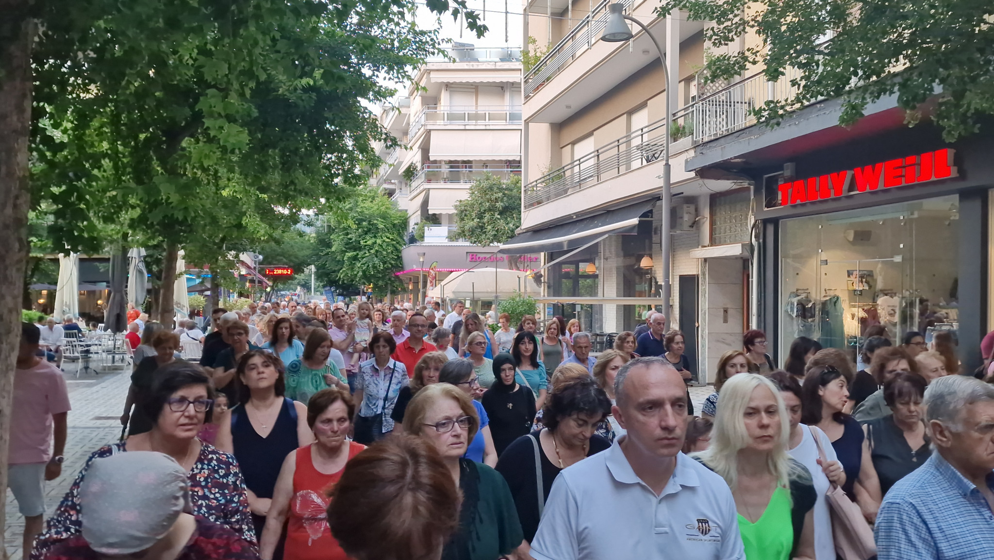 Έδεσσα: Πανηγυρικός Εσπερινός και Πανδήμη Λιτανεία στους δρόμους της πόλης – Η Έδεσσα τίμησε με λαμπρότητα τους Αγίους Αναργύρους