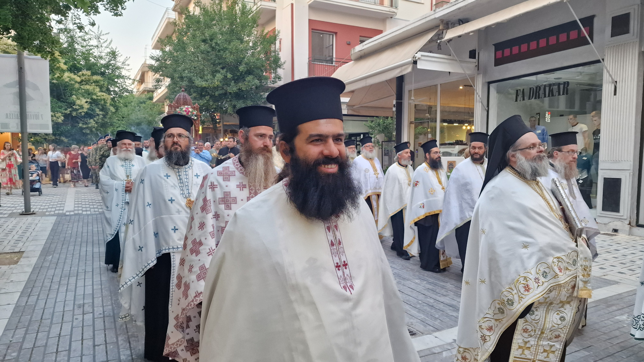 Έδεσσα: Πανηγυρικός Εσπερινός και Πανδήμη Λιτανεία στους δρόμους της πόλης – Η Έδεσσα τίμησε με λαμπρότητα τους Αγίους Αναργύρους