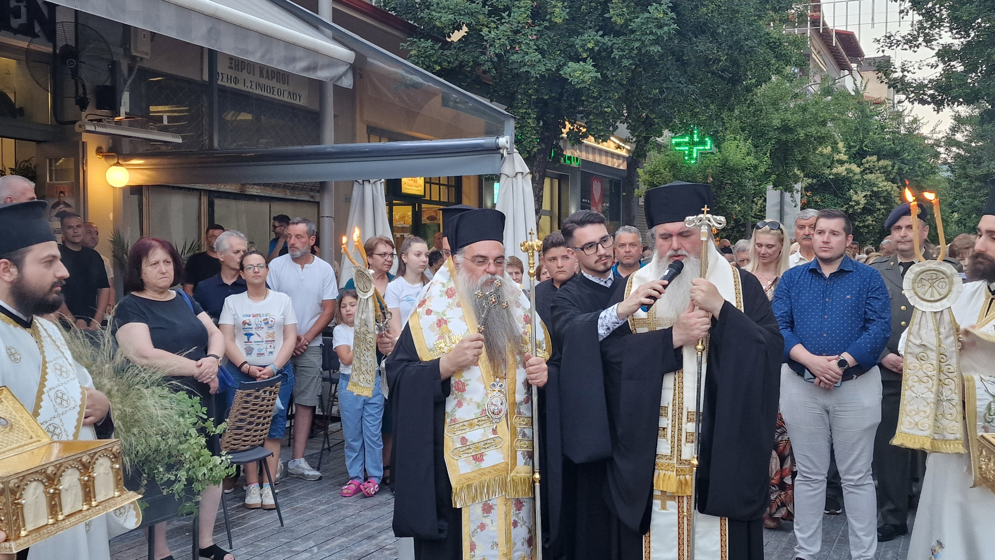 Έδεσσα: Πανηγυρικός Εσπερινός και Πανδήμη Λιτανεία στους δρόμους της πόλης – Η Έδεσσα τίμησε με λαμπρότητα τους Αγίους Αναργύρους