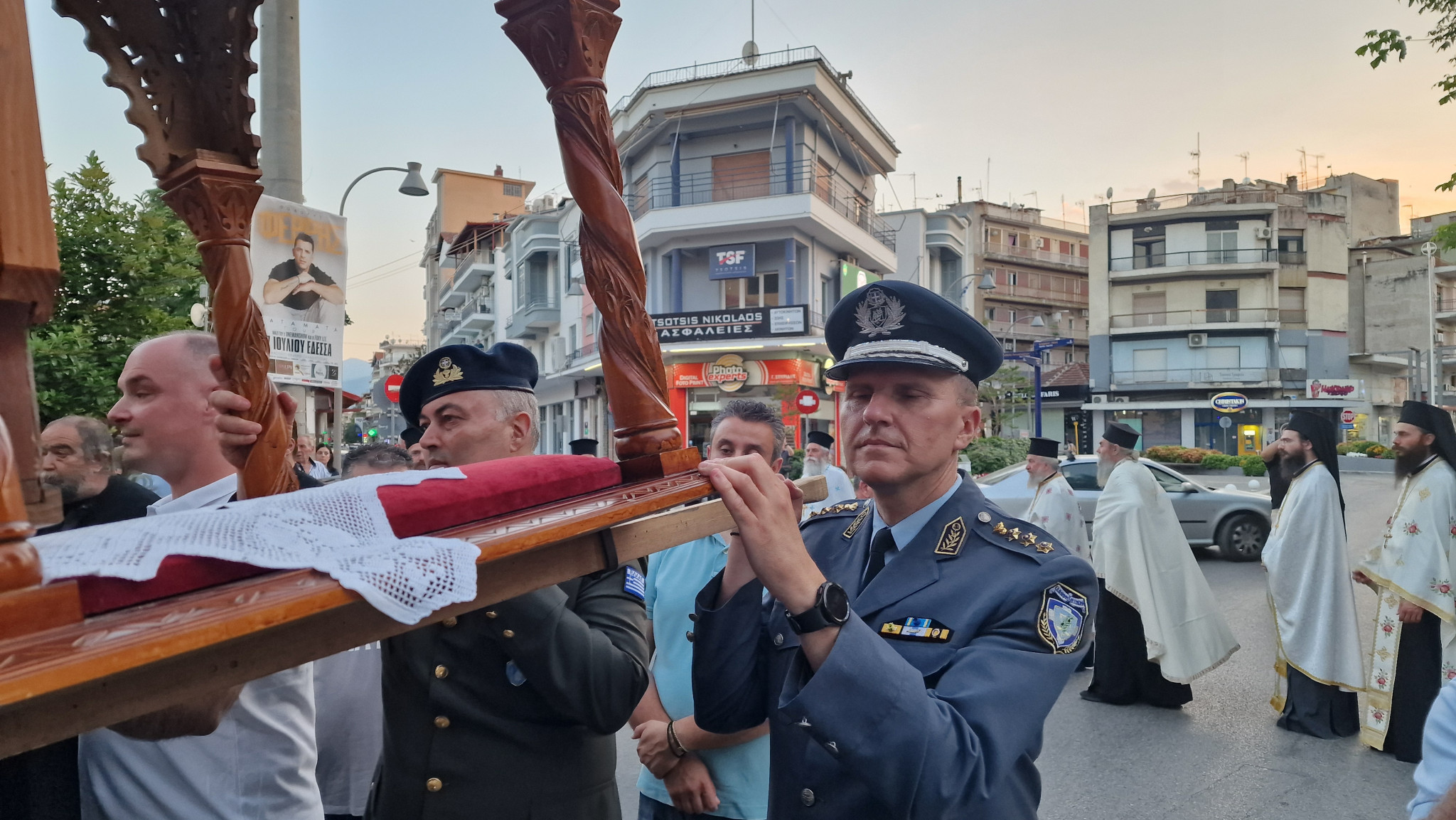 Έδεσσα: Πανηγυρικός Εσπερινός και Πανδήμη Λιτανεία στους δρόμους της πόλης – Η Έδεσσα τίμησε με λαμπρότητα τους Αγίους Αναργύρους