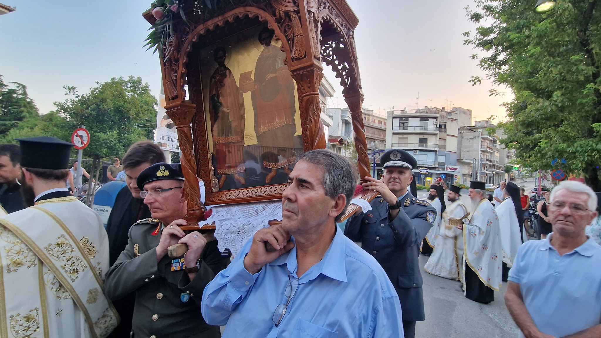 Έδεσσα: Πανηγυρικός Εσπερινός και Πανδήμη Λιτανεία στους δρόμους της πόλης – Η Έδεσσα τίμησε με λαμπρότητα τους Αγίους Αναργύρους