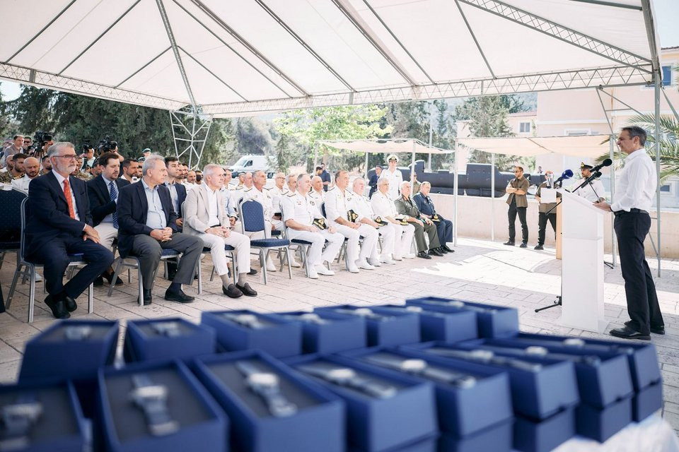Μητσοτάκης: H κυβέρνηση στηρίζει τις Ένοπλες Δυνάμεις -Τα καταδυτικά ρολόγια στα ΟΥΚ, δωρεά από το Ίδρυμα Λασκαρίδη