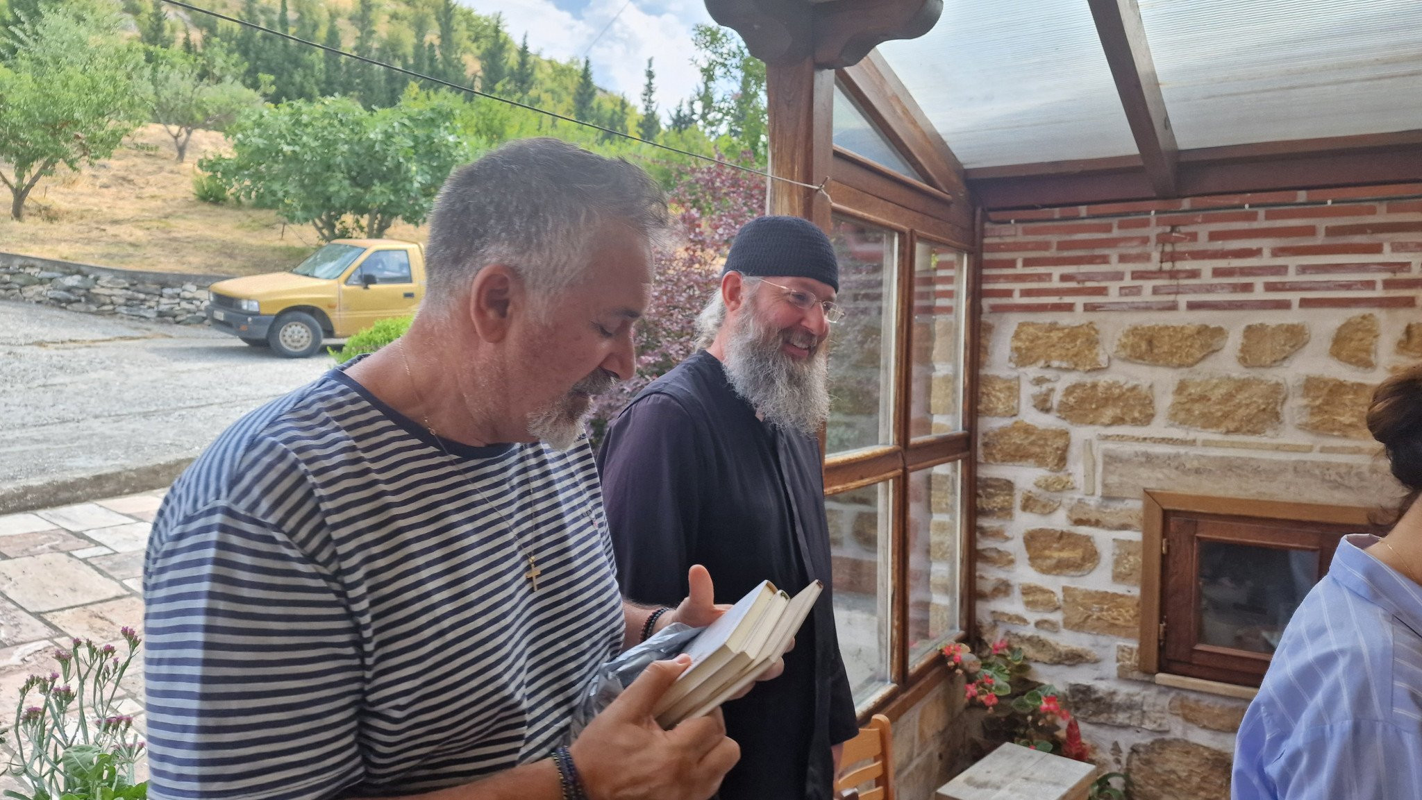 Επίσκεψη του Γιώργου Τσιάκκα και της Χριστίνας Παυλίδου στην Ιερά Μονή Αγίου Ιλαρίωνος Προμάχων – Συγκίνηση, πίστη και θαυμαστές αφηγήσεις