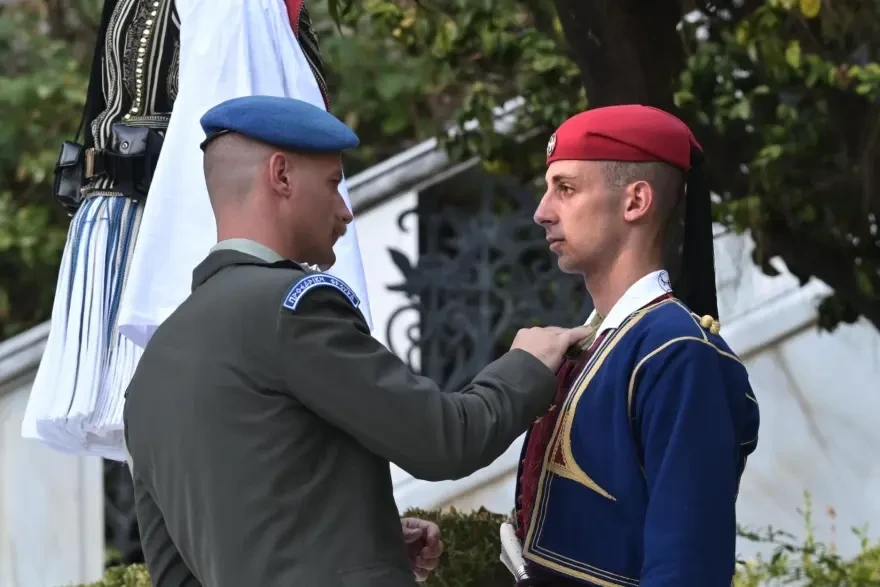 Ακίνητοι εν μέσω καύσωνα στο Προεδρικό Μέγαρο οι Εύζωνες - Τους σκούπιζαν τον ιδρώτα