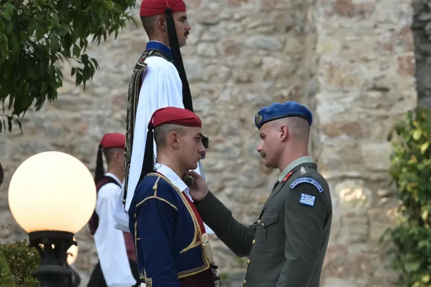 Ακίνητοι εν μέσω καύσωνα στο Προεδρικό Μέγαρο οι Εύζωνες - Τους σκούπιζαν τον ιδρώτα