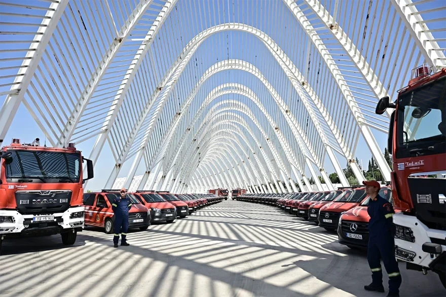 Παραδόθηκαν 164 νέα οχήματα στην Πυροσβεστική - Μητσοτάκης: Καθημερινά η πατρίδα προοδεύει και κάνει βήματα μπροστά
