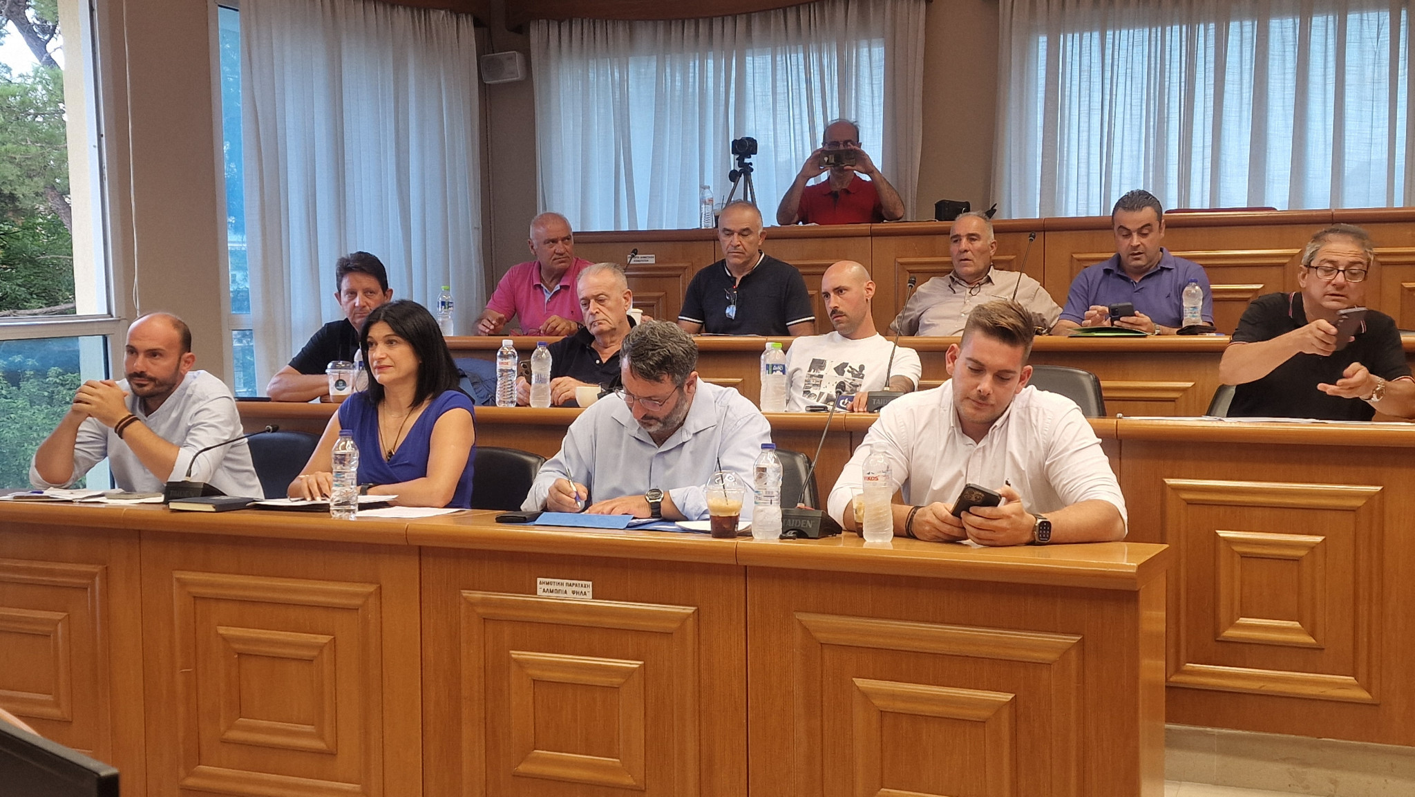 «Φωτιές» στο Δημοτικό Συμβούλιο Αλμωπίας: Ένταση, καταγγελίες, αυξήσεις και ανοιχτά μέτωπα