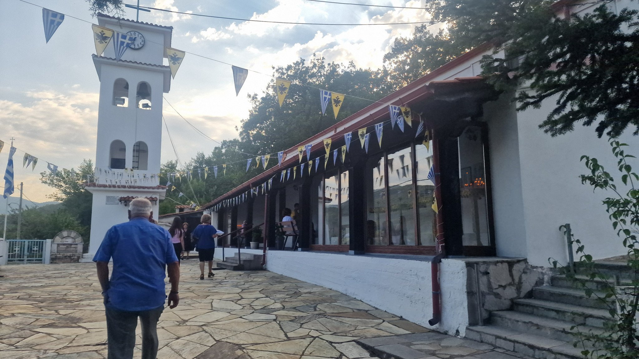 Οι Έλληνες γιορτάζουν την Παναγία