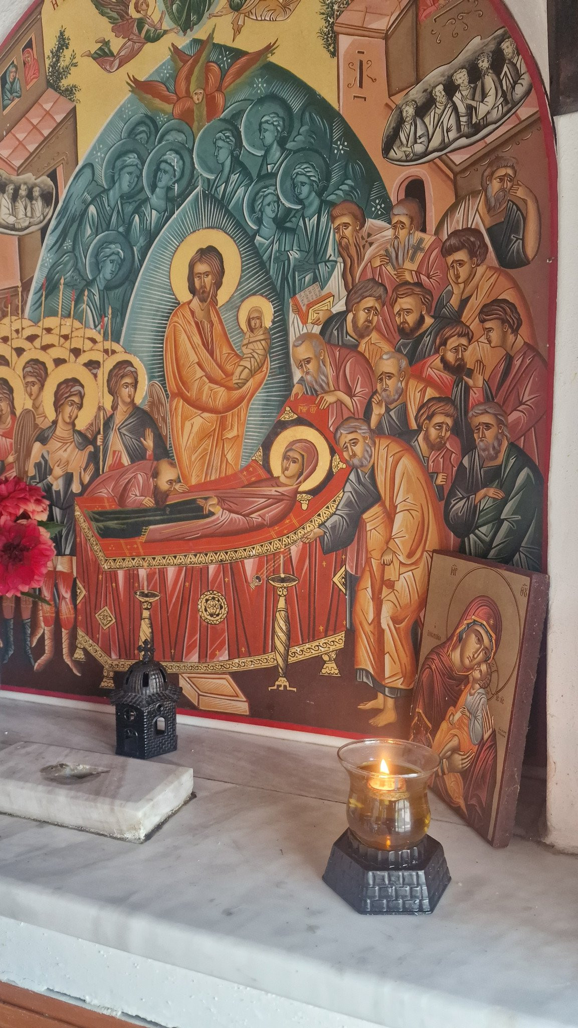 Οι Έλληνες γιορτάζουν την Παναγία